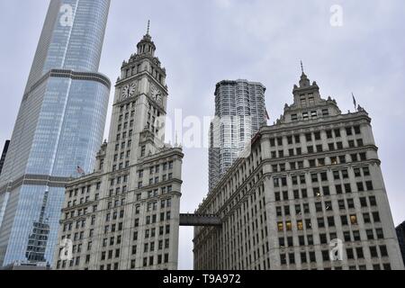 Chicago's Iconic Wrigley Gebäude entlang des Chicago River in der Nähe von North Seite gegenüber der Chicago Tribune Gebäude auf der Magnificent Mile, IL Stockfoto