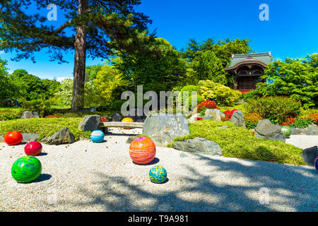 4. Mai 2019 - "Niijima schwebt' Glasskulpturen von Dale Chihuly als Teil der temporären Ausstellung in Kew Gardens, London Stockfoto