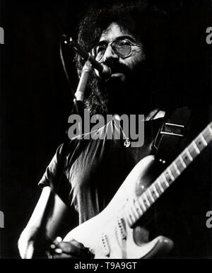 Jerry Garcia von den Grateful Dead führt auf der Bühne des Tivoli Concert Hall im April 1972 in Kopenhagen, Dänemark. Er spielt eine Fender Stratocaster. (Foto von Gijsbert Hanekroot) Stockfoto