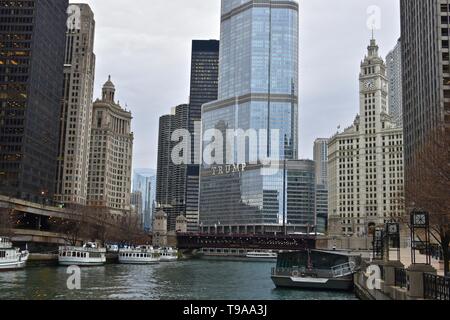 Chicago's Iconic Wrigley Gebäude entlang des Chicago River in der Nähe von North Seite gegenüber der Chicago Tribune Gebäude auf der Magnificent Mile, IL Stockfoto