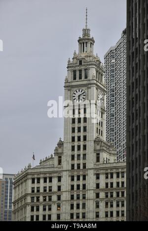 Chicago's Iconic Wrigley Gebäude entlang des Chicago River in der Nähe von North Seite gegenüber der Chicago Tribune Gebäude auf der Magnificent Mile, IL Stockfoto