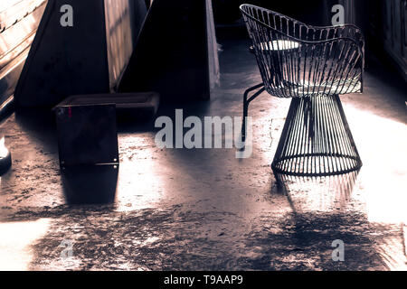 Jahrgang alte Lager- und altmodischen Sessel. Rustikales Interieur Design. Stockfoto