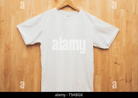 Weiße Short Sleeve T-shirt Rundhals mock up Konzept Idee Holz Boden zurück Vorderansicht Stockfoto