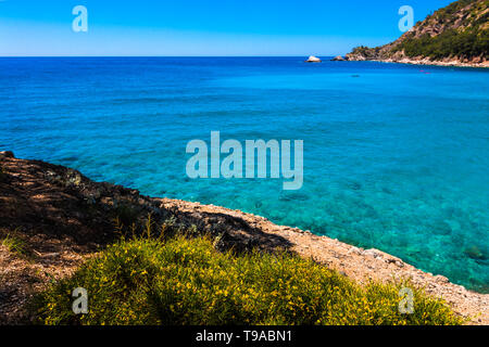 Malerische Küste von Tukey mit grünen Bäumen und azurblauen Meer Stockfoto