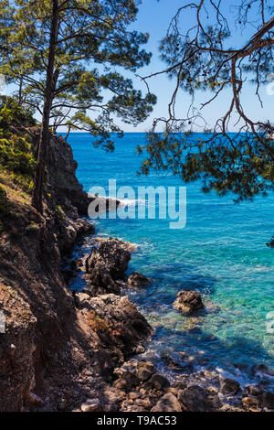 Malerische Küste von Tukey mit grünen Bäumen und azurblauen Meer Stockfoto