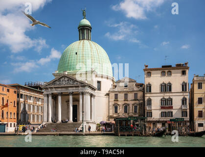 Venedig, Italien - 9. Mai 2019: Möwe Fliegen gegen Basilika Santa Maria della Salute am Ufer des Canal Grande in Venedig, Italien Stockfoto