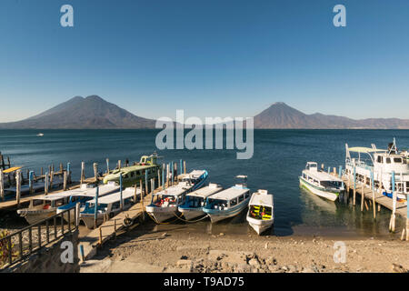 Atitlan See, Ufer, Boote und Vulkan im Hintergrund, in Panajachel, Guatemala Stockfoto