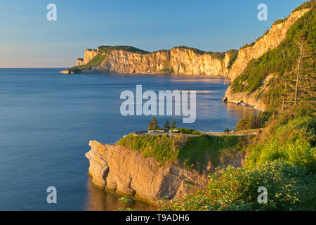 Kalkstein rcok entlang Cap Gaspé (Hintergrund) von cap-bon-Ami im Vordergrund Forillon Nationalpark Quebec Kanada Stockfoto