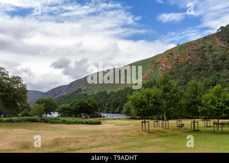 Allgemeine Ansicht über Glendalough Glendalough Park in Richtung oberer See in Glendalough, County Wicklow, Irland. Stockfoto