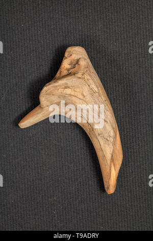 Stück Holz auf schwarzem Hintergrund Stockfoto