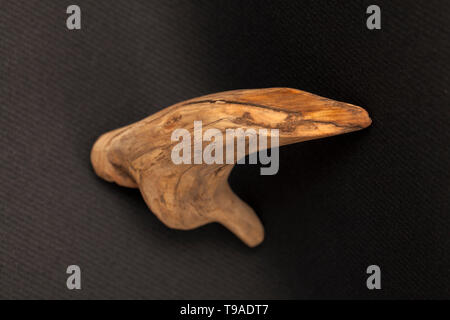 Stück Holz auf schwarzem Hintergrund Stockfoto
