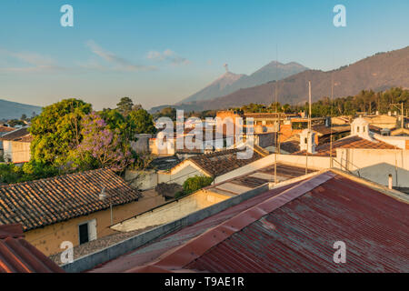 Blick über Dächer mit Vulkane in der Ferne, in Antigua, Guatemala Stockfoto