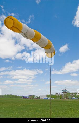 Windgeschwindigkeitsmesser in kleinen airdrome am blauen Himmel als Hintergrund Stockfoto