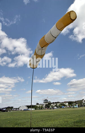 Windgeschwindigkeitsmesser in kleinen airdrome am blauen Himmel als Hintergrund Stockfoto
