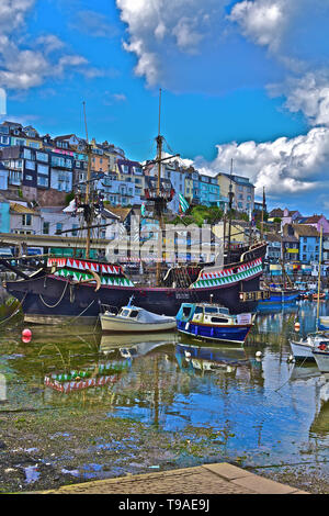 Blick auf den Hafen von Brixham mit dem Golden Hind in der Mitte. Es ist eine vollständige Nachbildung von Sir Francis Drakes Schiff, in dem er die Welt umrundet Stockfoto