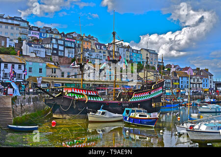 Ein Blick auf den Hafen von Brixham mit dem Golden Hind in der Mitte. Eine vollständige Nachbildung von Sir Francis Drakes Schiff, in dem er die Welt umrundet. Stockfoto