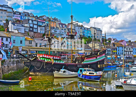 Ein Blick auf den Hafen von Brixham mit dem Golden Hind in der Mitte. Eine vollständige Nachbildung von Sir Francis Drakes Schiff, in dem er die Welt umrundet. Stockfoto