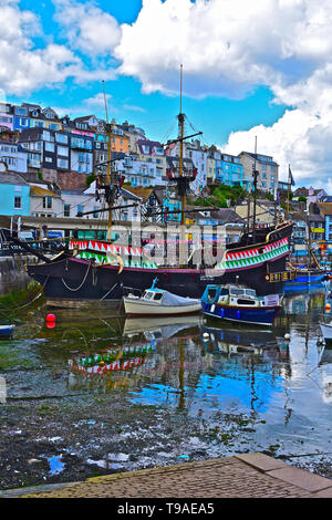 Blick auf den Hafen von Brixham mit dem Golden Hind in der Mitte. Es ist eine vollständige Nachbildung von Sir Francis Drakes Schiff, in dem er die Welt umrundet Stockfoto