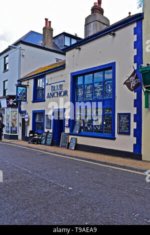 Die Blue Anchor Inn in Fore Street, Brixham, liegt in der Nähe der Uferstraße und ist ein traditionelles britisches Public House. Stockfoto