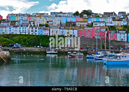 Einen schönen Blick über den Inneren Hafen von Brixham zum bunten Häuserzeilen an den Hang hinter festhalten. Angeln & andere Boote. Stockfoto