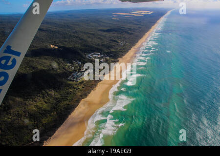 Fraser Island Küste mit Eurong Beach Resort, Blick aus dem Flugzeug Stockfoto