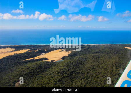 Fraser Island Sanddünen und Lake Wabby mit Küste im Hintergrund, Blick aus dem Flugzeug Stockfoto