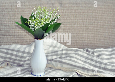 Noch immer leben mit einem Strauß weißer Lilien auf das Tal in ein wunderschönes Porzellan Vase. Konzept Stockfoto