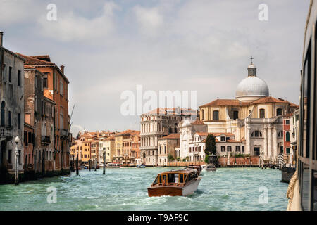 Speed Boot gleitet über den Canal Grande mit Blick auf die Chiesa di San Geremia Venedig, Italien. Blick vom Vaporetto Stockfoto