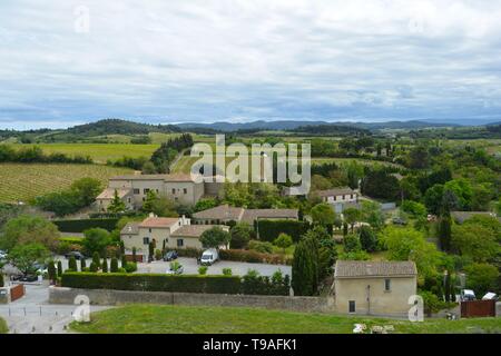 Carcassonne im Sommer. Blick auf das Dorf aus dem Schloss. Stürmischen Himmel im Hintergrund. Im Süden von Frankreich. Stockfoto