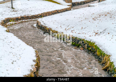 Flach und klares Wasser durch einen steinernen läuft gesäumt Creek in Salt Lake City Stockfoto