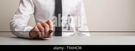 In der breiten Ansicht Bild der Geschäftsmann Zeichnen einer Linie auf das Bild für eine Silhouette Geschäftsmann in einem konzeptionellen Bild zu gehen. Stockfoto