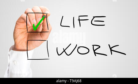 Kontrollkästchen mit Leben und Werk Entscheidungen. Einerseits Leben Option aktivieren. Isoliert auf grauem Hintergrund. Stockfoto