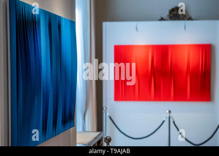 London, Großbritannien. 16. Mai 2019. Pino Manos, Sincronicita azzurro Blu iridescente, 2018, London, UK. 17. Mai 2019. Sincronicità rosso Fluo vibrante, 2018 - Die Eröffnungsparty für Spaziale! Im Opera Gallery in London an der Italienischen Botschaft. Die Ausstellung umfasst 40 iconic Leinwände von Lucio Fontana, Agostino Bonalumi und Enrico Castellani unter anderem. Credit: Guy Bell/Alamy leben Nachrichten Stockfoto