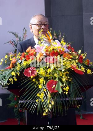Peking, China. 17 Mai, 2019. Datei Foto am Okt. 6, 2006 zeigt der weltbekannte Architekt Ieoh Ming Pei, eine Rede bei der Eröffnung des neuen Suzhou Museum, entworfen von Pei, in Suzhou in der ostchinesischen Provinz Jiangsu. Ieoh Ming Pei, allgemein bekannt als I.M. Pei, starb am Donnerstag im Alter von 102. Pei wurde in Guangzhou in China geboren und in die Vereinigten Staaten im Jahr 1935 verschoben. Er gewann zahlreiche Preise und Auszeichnungen auf dem Gebiet der Architektur. Quelle: Xinhua/Alamy leben Nachrichten Stockfoto