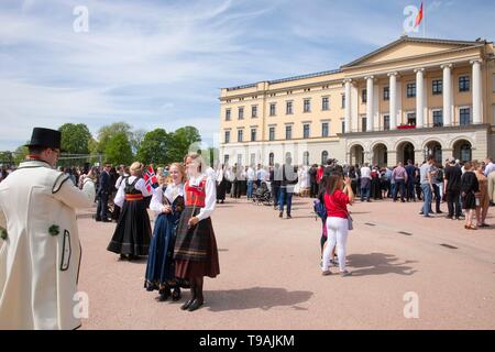 Oslo, Norwegen. 17 Mai, 2019. Nationalen Tag der Norwegen 17-05-2019 Norwegische königliche Familie auf dem Balkon des königlichen Palastes in Oslo gruss Tausende von Menschen zu Fuß entlang der Palast als es die Feier des Nationalen Tag der Credit: Pool/Albert Nieboer Niederlande |/dpa/Alamy leben Nachrichten Stockfoto