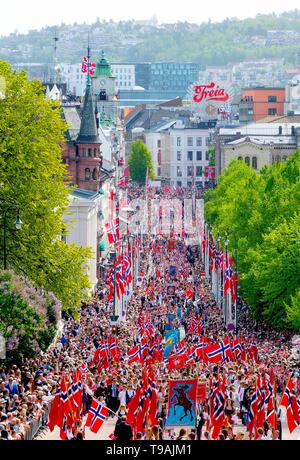 Oslo, Norwegen. 17 Mai, 2019. Nationalen Tag der Norwegen 17-05-2019 Norwegische königliche Familie auf dem Balkon des königlichen Palastes in Oslo gruss Tausende von Menschen zu Fuß entlang der Palast als es die Feier des Nationalen Tag der Credit: Pool/Albert Nieboer Niederlande |/dpa/Alamy leben Nachrichten Stockfoto