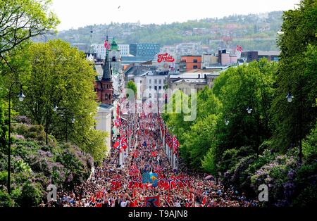 Oslo, Norwegen. 17 Mai, 2019. Nationalen Tag der Norwegen 17-05-2019 Norwegische königliche Familie auf dem Balkon des königlichen Palastes in Oslo gruss Tausende von Menschen zu Fuß entlang der Palast als es die Feier des Nationalen Tag der Credit: Pool/Albert Nieboer Niederlande |/dpa/Alamy leben Nachrichten Stockfoto