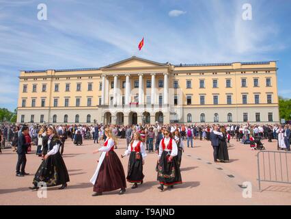 Oslo, Norwegen. 17 Mai, 2019. Nationalen Tag der Norwegen 17-05-2019 Norwegische königliche Familie auf dem Balkon des königlichen Palastes in Oslo gruss Tausende von Menschen zu Fuß entlang der Palast als es die Feier des Nationalen Tag der Credit: Pool/Albert Nieboer Niederlande |/dpa/Alamy leben Nachrichten Stockfoto