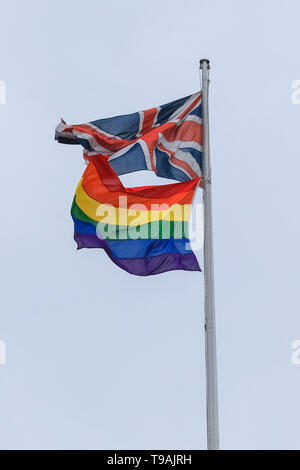 Westminster, London, UK, 17. Mai 2019. Am Internationalen Tag gegen Homophobie, Biphobia und Transphobia, die jedes Jahr am 17. Mai, ein Regenbogen farbige Flagge neben den Union Jack auf Top 100 die Parliament Street in Westminster fliegt. Das Gebäude beherbergt Ihrer Majestät Einnahmen und Zoll. Credit: Imageplotter/Alamy leben Nachrichten Stockfoto