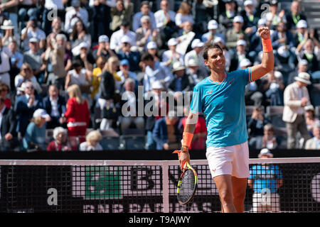 Rom, Italien. 17 Mai, 2019. Rafael Nadal (ESP) feiert gegen Fernando Verdasco (ESP) im Viertel Finale von Internazionali BNL D'Italia Italian Open auf dem Foro Italico, Rom, Italien Am 17. Mai 2019. Credit: UK Sport Pics Ltd/Alamy leben Nachrichten Stockfoto