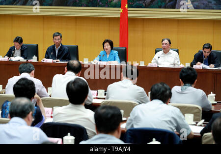 (190517) - Peking, 17. Mai 2019 (Xinhua) - chinesische Vizepremier Sun Chunlan (C, Zurück), auch Leiter der Gesundheitsreform führende Gruppe der Staatsrat, besucht eine Video- und Telefon Konferenz über medizinische Reformen in Peking, der Hauptstadt von China, 17. Mai 2019. (Xinhua / Ding Lin) Stockfoto