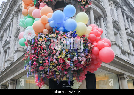 New Bond Street, London, Großbritannien. 17.. Mai 2019. Der Eingang des Modeladens Fenwick in der New Bond Street ist mit Blumen und bunten Ballons geschmückt.Quelle: amer ghazzal/Alamy Live News Stockfoto