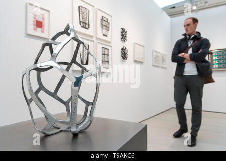 London, Großbritannien. 17. Mai 2019. Ein Aluminium Skulptur 'Einzigartige', 2016, von Susan Hefuna am Zeichnen Art Fair in London, die erste Messe, die in Großbritannien zu modernen und zeitgenössischen Zeichnung gewidmet. 58 internationale Galerien Zeichnungen mit verwandten Gemälde, Skulpturen, Fotos oder Videos, in einem Verhältnis von ca. 70% bis 30% gegenüber, mit Zeichnung als das zentrale Konzept. Die erste Show ist für die Öffentlichkeit vom 17. bis 19. Mai 2019 in der Saatchi Gallery in Chelsea. Credit: Stephen Chung/Alamy leben Nachrichten Stockfoto