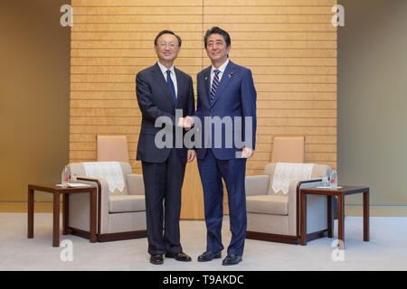 Tokio, Japan. 17 Mai, 2019. Der japanische Ministerpräsident Shinzo Abe (R) trifft sich mit Yang Jiechi, Mitglied des Politbüros der Kommunistischen Partei Chinas (CPC) Zentralausschuss und Leiter der Kommission für Auswärtige Angelegenheiten des CPC-Zentralkomitee, in Tokio, Japan, 17. Mai 2019. Quelle: Ma Caoran/Xinhua/Alamy leben Nachrichten Stockfoto