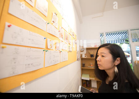 Hangzhou, China Zhejiang Provinz. 17 Mai, 2019. Ein Kunde lernt Gebärdensprache in Zeichen Coffee Shop in Hangzhou, China Zhejiang Provinz, 17. Mai 2019. Lu Jun und Yang Di sind hörgeschädigten Paare leben in Hangzhou. Mit der Hilfe der lokalen behinderten Menschen Beschäftigung service center, erfuhren sie, Kaffee zu machen und später verwaltet ein Café namens 'Sign Kaffee" im Westen der Stadt im März 2019 zu starten. In der täglichen Zeit, die Paare mit Kunden durch Zeichensprache oder geschriebene Worte zu kommunizieren. Credit: Weng Xinyang/Xinhua/Alamy leben Nachrichten Stockfoto