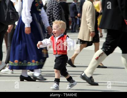 Oslo, Norwegen. 17 Mai, 2019. Ein Kind in der traditionellen Tracht läuft auf die Straße während der Feier für die norwegische Verfassung Tag in Oslo, der Hauptstadt von Norwegen, 17. Mai 2019. Credit: Zhang Shuhui/Xinhua/Alamy leben Nachrichten Stockfoto