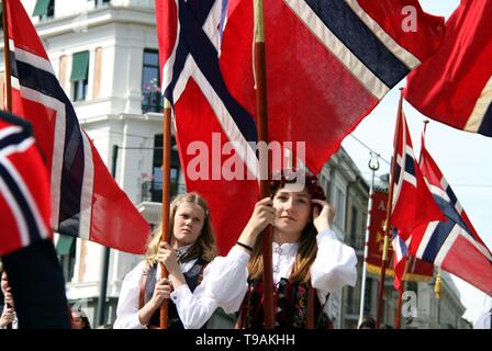 Oslo, Norwegen. 17 Mai, 2019. Menschen Parade der Norwegischen Verfassung Tag in Oslo, der Hauptstadt von Norwegen, 17. Mai 2019 zu feiern. Credit: Zhang Shuhui/Xinhua/Alamy leben Nachrichten Stockfoto