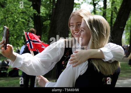 Oslo, Norwegen. 17 Mai, 2019. Zwei verkleidet Norweger selfies nehmen, wie Sie der Norwegischen Verfassung Tag in Oslo, der Hauptstadt von Norwegen, 17.Mai 2019 feiern. Credit: Zhang Shuhui/Xinhua/Alamy leben Nachrichten Stockfoto