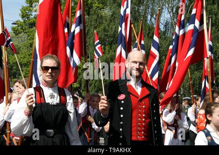 Oslo, Norwegen. 17 Mai, 2019. Menschen Parade der Norwegischen Verfassung Tag in Oslo, der Hauptstadt von Norwegen, 17. Mai 2019 zu feiern. Credit: Zhang Shuhui/Xinhua/Alamy leben Nachrichten Stockfoto