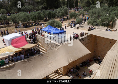 Jerusalem, Jerusalem, die palästinensische Gebiet. 17 Mai, 2019. Palästinensischen muslimischen Gläubigen besuchen Freitagsgebet durig des heiligen Fastenmonats Ramadan bei al-Aqsa Moschee compund, in der Altstadt von Jerusalem, Stadt, Mai 17, 2019 Credit: Abdalrahman Alami/APA-Images/ZUMA Draht/Alamy leben Nachrichten Stockfoto